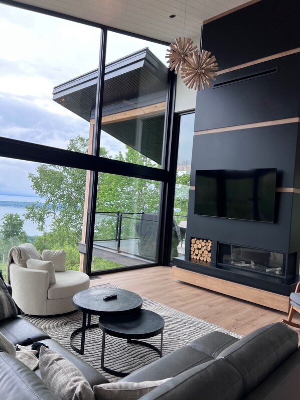 Smart-TV, Kamin, Stereoanlage