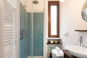 Shower, hair dryer, bidet, towels - Vintage Gem - 8 min Duomo (Milano)