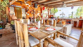 Cabaña | Restaurante al aire libre