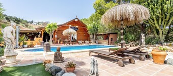 Luxurious Private Cabin Pool Hottub & Fireplace