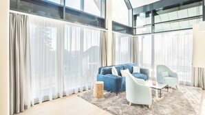 En moderne stue med en blå sofa, en lyseblå lænestol og et sofabord.