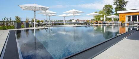 Apartemen | Kolam renang | Kolam renang outdoor dan sebuah kolam renang air hangat