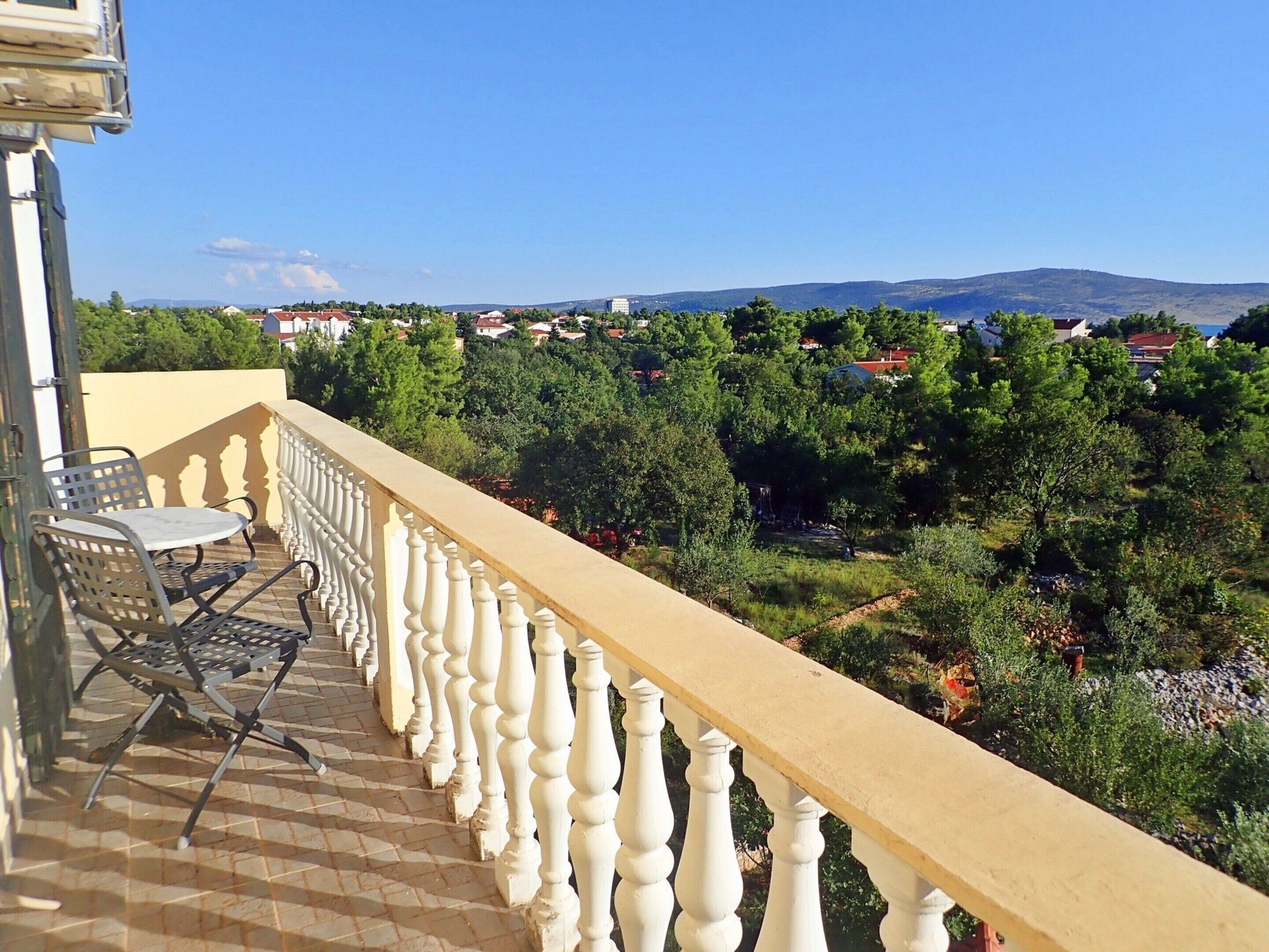 Apartment | Outdoor dining