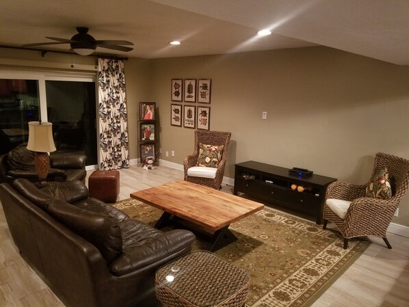 Living area - Delightful townhome in Melbourne 5 Minutes to the Beach! (Melbourne)