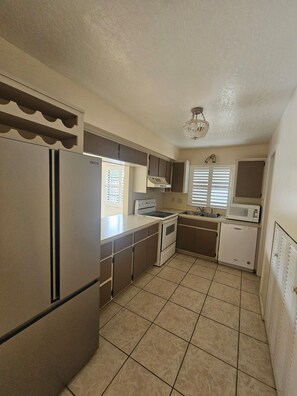 Private kitchen - Delightful townhome in Melbourne 5 Minutes to the Beach! (Melbourne)