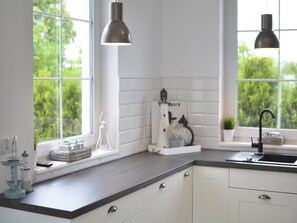 Villa | Cuisine privée | Bouilloire électrique, grille-pain, chaise haute