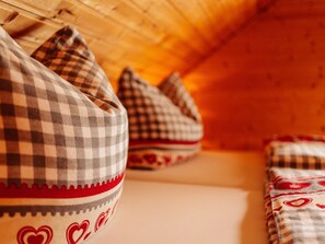 A close-up of a checkered pillow with heart patterns. - Blockhouse in the Fuchsbau, Bad Sachsa (Bad Sachsa)