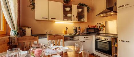 Huis | Privékeuken | Een kookplaat, een kinderstoel