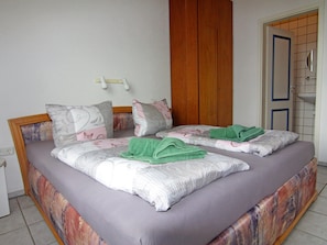 1 habitación y muebles diferentes 