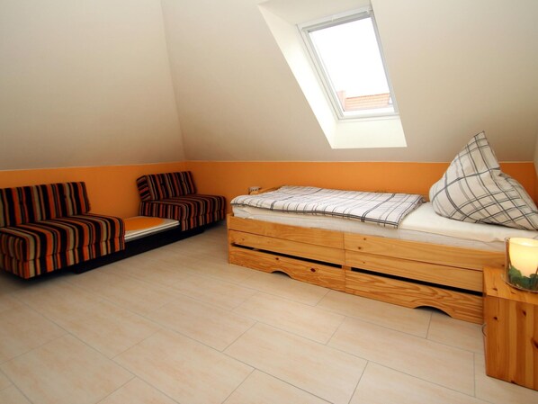 A compact bedroom with a loft bed, two sofas, and a skylight. - Appartementhaus am Kiessee, Westerholt (Nenndorf)