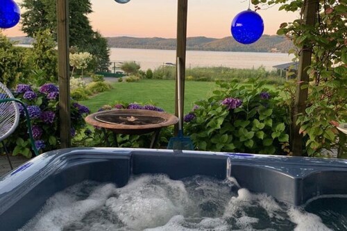 House With Private Beach by the Lake, Whirlpool