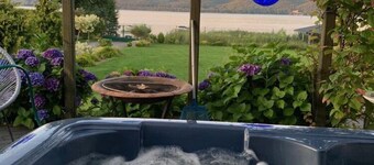House With Private Beach by the Lake, Whirlpool