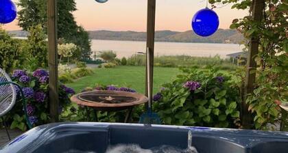 House With Private Beach by the Lake, Whirlpool