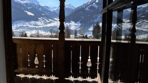 A balcony with a view of snow-covered mountains. - Apartment in Mittersill Near Kitzski Lift (Mittersill)