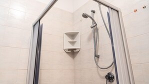 A shower with a handheld showerhead and a wall-mounted faucet. - Condominio Vera Cruz in Bibione-ex TUI (San Michele al Tagliamento)