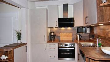 Rumah | Dapur pribadi | Ketel listrik, pemanggang roti, dan kursi makan untuk bayi