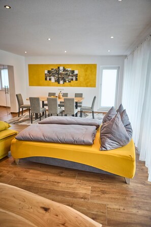 Apartament clàssic, 2 dormitoris, planta baixa | Sala d'estar | Televisor de pantalla plana de 50 polzades amb canals per cable 