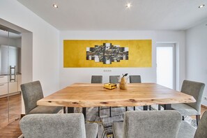 Classic-Apartment, 2 Schlafzimmer, Erdgeschoss | Wohnbereich | 50-Zoll-Flachbildfernseher mit Kabelempfang, Fußbodenheizung