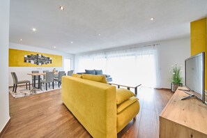 Classic-Apartment, 2 Schlafzimmer, Erdgeschoss | Wohnbereich