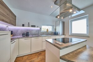 Apartamento clásico, 2 habitaciones, planta baja | Cocina privada | Frigorífico grande, microondas, horno y placa de cocina