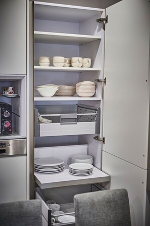 Classic-Apartment, 1 Schlafzimmer, Erdgeschoss | Eigene Küche | Großer Kühlschrank, Mikrowelle, Ofen, Herdplatte