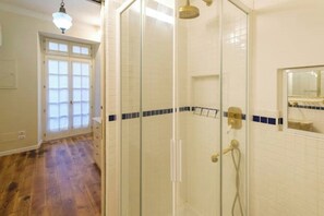 Shower, hair dryer, bidet, towels - [Charming Loft] - 10 min Duomo (Milano)
