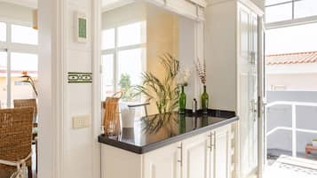 Een koelkast, een magnetron, een broodrooster, een kinderstoel