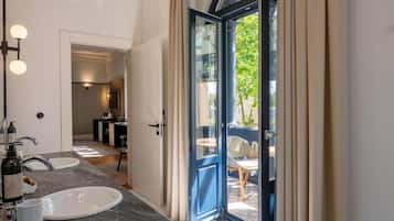 Deluxe Studio Suite | In-room safe, blackout drapes, soundproofing, iron/ironing board