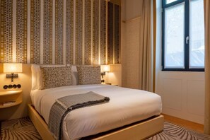 Comfort tweepersoonskamer | Een kluis op de kamer, verduisterende gordijnen, geluiddichte muren