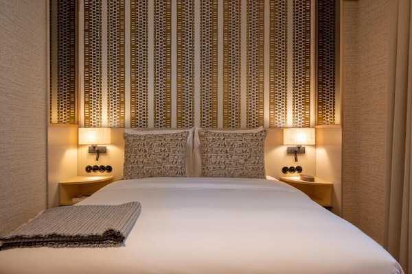 Comfort tweepersoonskamer | Een kluis op de kamer, verduisterende gordijnen, geluiddichte muren