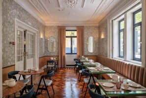 Desayuno continental (EUR 15 por persona) 