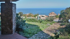 Eine Steinsäule, ein Steinweg und Blick auf das Meer.