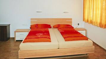 3 عدّة غرف نوم وطراز فريد لكل وحدة وملاءات أسرّة