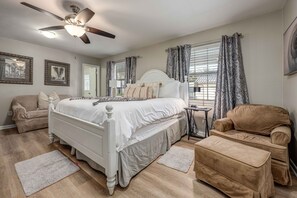 7 bedrooms, desk, iron/ironing board, travel cot