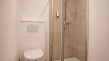 Standard-Dreibettzimmer | Badezimmer | Haartrockner, Handtücher