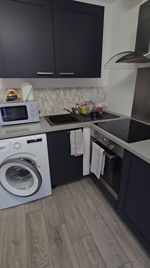 Lägenhet | Eget kök | Kylskåp, mikrovågsugn, ugn och spishäll