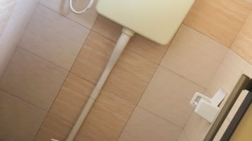 Chambre Standard Double ou avec lits jumeaux | Salle de bain | Serviettes fournies, savon, papier toilette