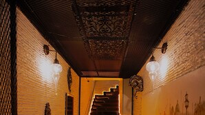 Eine Treppe, an einer Seite eine strukturierte Wand und an der anderen ein Wandgemälde.