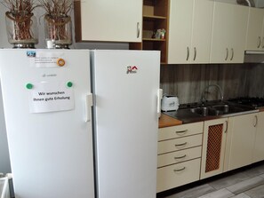 Casa | Cocina privada | Hervidor eléctrico, tostadora y trona infantil