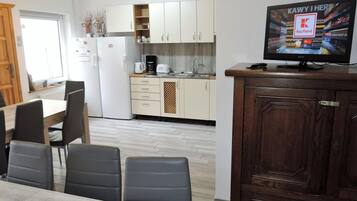 House | Dapur peribadi | Cerek elektrik, pembakar roti, kerusi tinggi