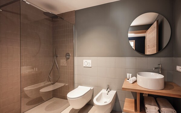 Dusche, Haartrockner, Bidet, Handtücher