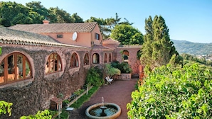 A traditional building with arched windows and a courtyard with a fountain. - Villa Mansion Bandama With Pool in Santa Brigida (Santa Brigida)