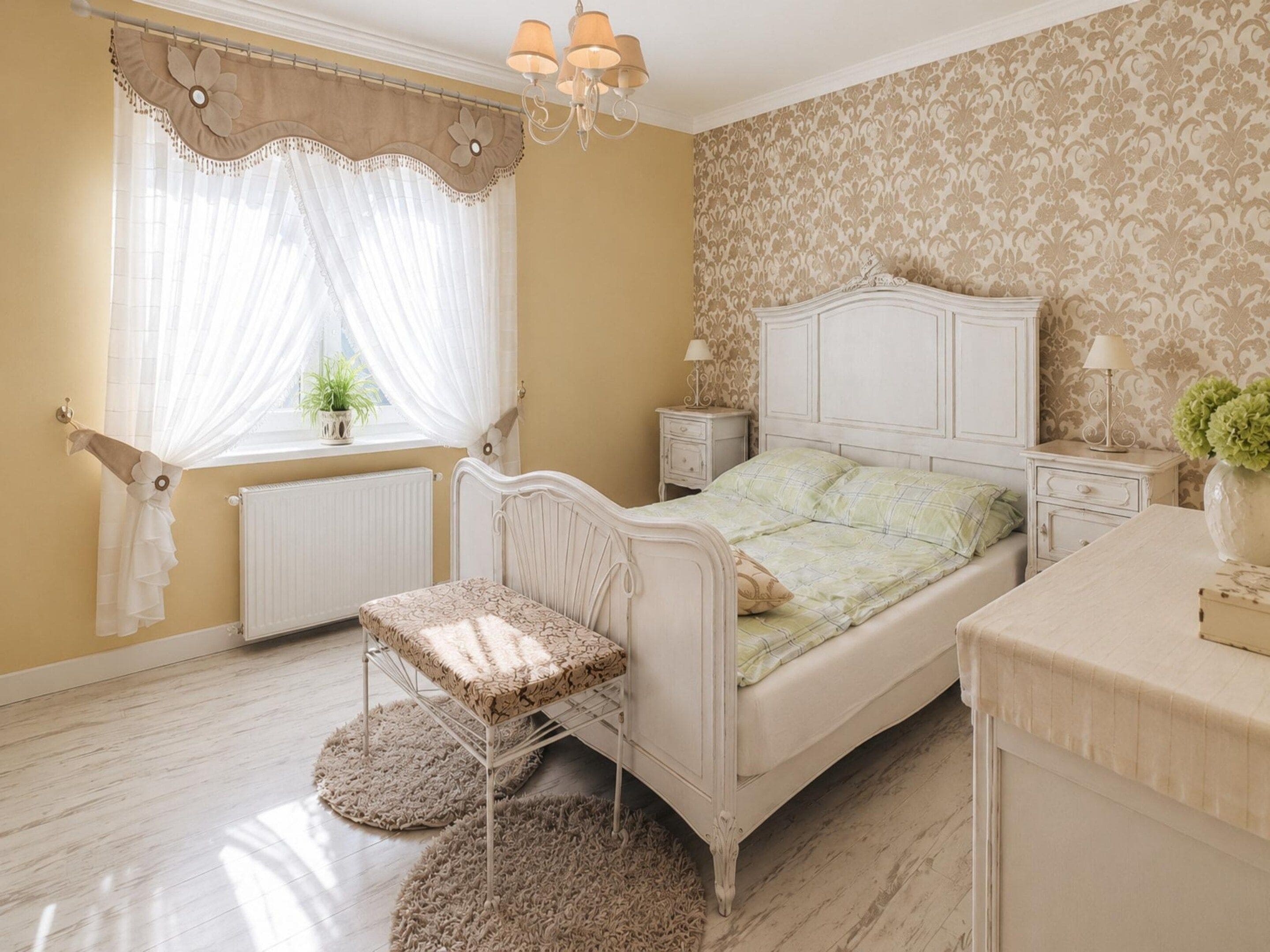 Een slaapkamer met een bed, nachtkastjes, gordijnen voor het raam, een radiator en een kroonluchter.