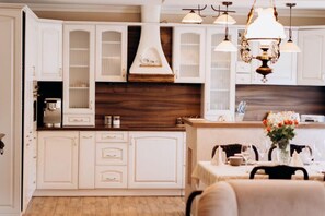 Hus | Privat køkken | Elkedel, brødrister, højstol