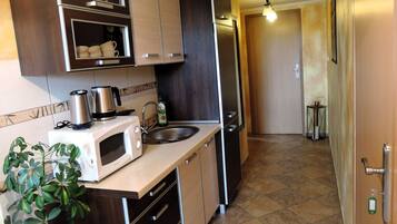 Rumah | Dapur pribadi | Ketel listrik, pemanggang roti, dan kursi makan untuk bayi