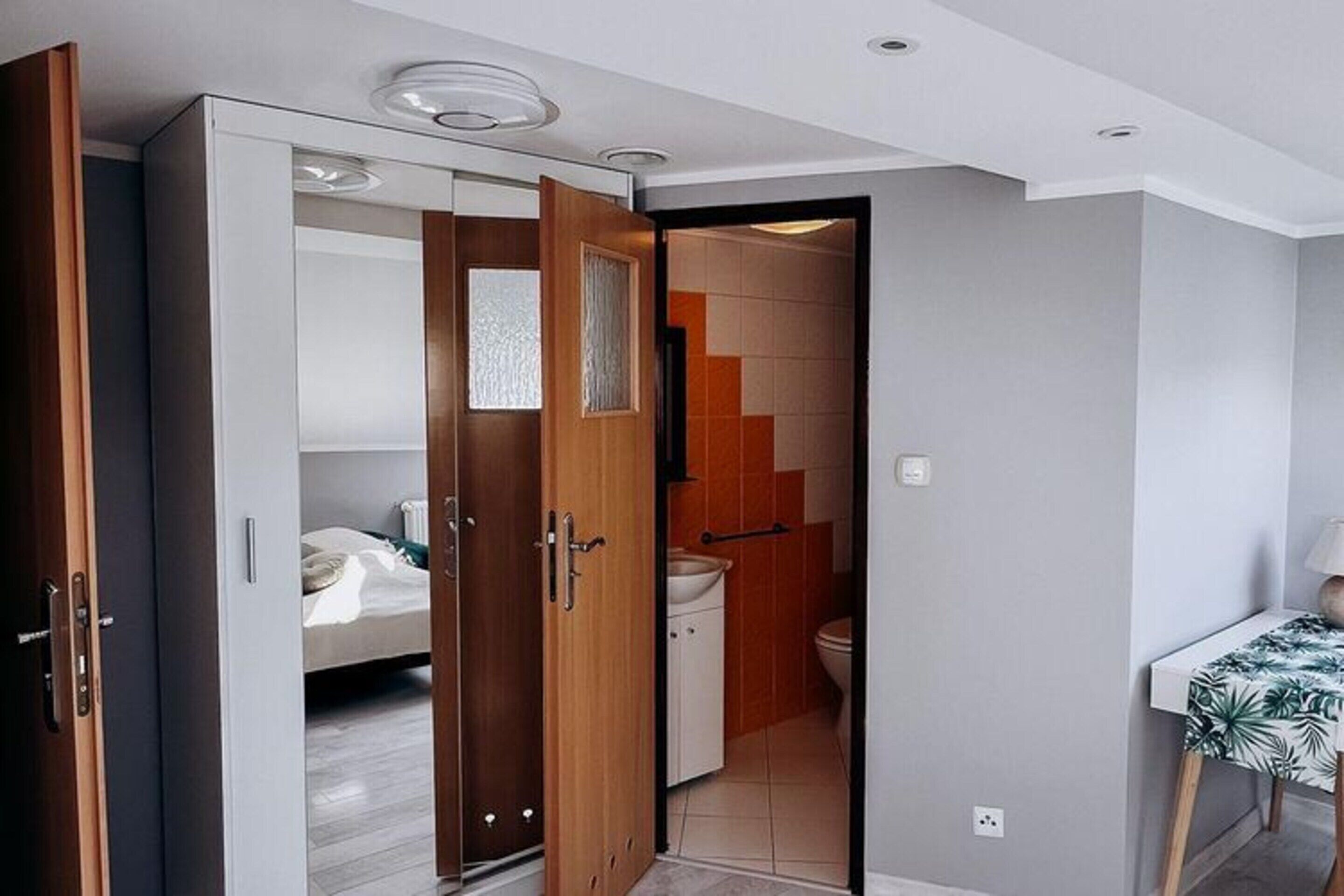 6 bedrooms, individually furnished, bed sheets