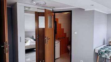 6 bedrooms, individually furnished, bed sheets