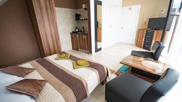 7 عدّة غرف نوم وطراز فريد لكل وحدة وملاءات أسرّة