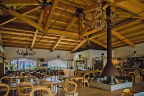 Bungalow | Dining