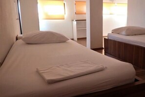 2 habitaciones y tabla de planchar con plancha
